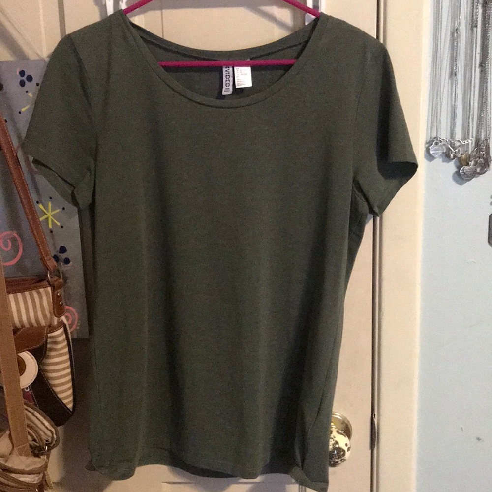 Slightly fitted green t shirt